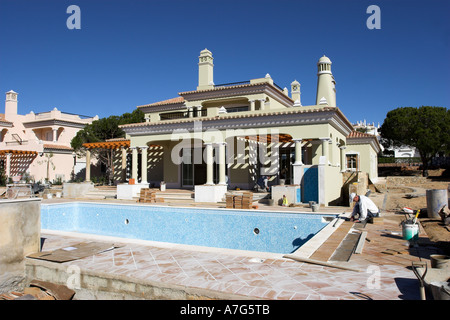 Le développement de luxe d'une toute nouvelle villa avec une grande piscine et une terrasse sur l'Algarve au Portugal. Banque D'Images