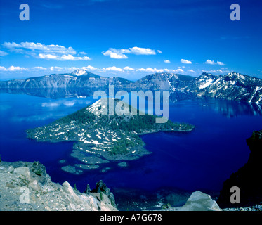 Crater Lake National Park dans l'Oregon montrant l'île de l'Assistant et le bleu profond des eaux du lac Banque D'Images