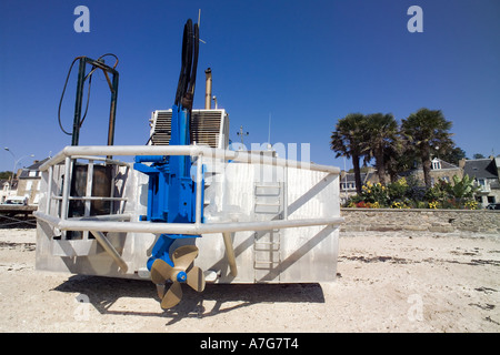 Arrière d'un camion d'AMPHIBIENS UTILISÉS POUR LA COLLECTE DE MOULES SUR LA PLAGE CANCALE BRETAGNE FRANCE Banque D'Images