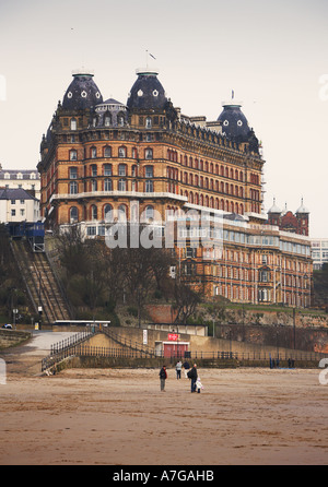 Grand Hotel funiculaire et la plage Scarborough hiver UK Banque D'Images