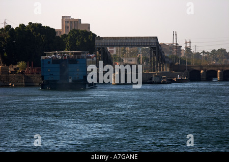 Bateau de croisière entrant Esna écluse sur le Nil Banque D'Images