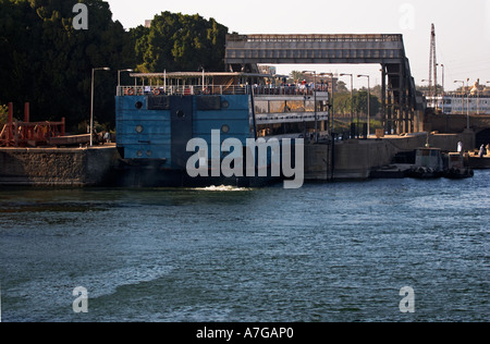 Bateau de croisière entrant Esna écluse sur le Nil Banque D'Images