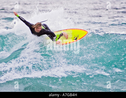 Homme Surfer, Baie de Fistral Newquay, Cornwall, England UK Banque D'Images