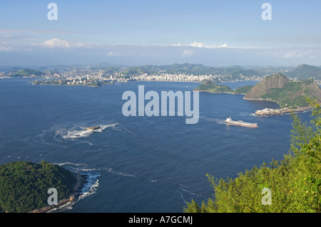 Une vue aérienne d'un pétrolier de faire son chemin à travers la baie de Guanabara de Rio de Janeiro avec le domaine Niteroi en arrière-plan. Banque D'Images