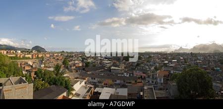 Photo 2 une croix vue panoramique de la Cité de Dieu (Cidade de Deus) favela de Rio de Janeiro. Banque D'Images