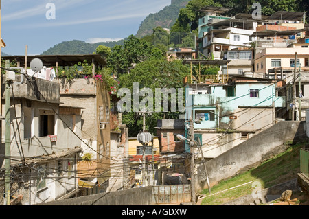 Vue d'une favela de Rio de Janeiro, où les bâtiments peuvent être construits sur les côtés de montagnes escarpées. Banque D'Images