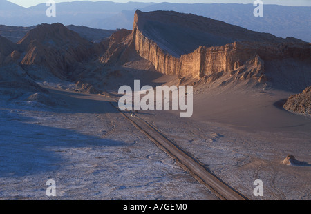 Voiture sur la route à travers la vallée du la Luna Sable nr Pedro de Atacama désert d'Atacama au Chili Banque D'Images