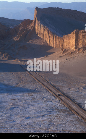 Voiture sur la route à travers la vallée du la Luna Sable nr Pedro de Atacama désert d'Atacama au Chili Banque D'Images