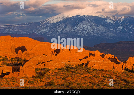 Fournaise ardente et Montagnes La Sal, Arches National Park, Utah Banque D'Images