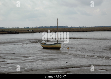 Voile bateau abandonné coincé dans la boue Banque D'Images