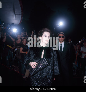 Modèle féminin est choyé avant un tapis rouge soirée dehors. Et joue le rôle d'une star de cinéma célébrité. Banque D'Images