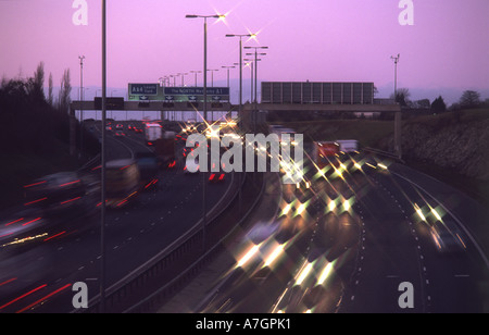 Phares des véhicules circulant sur l'A1/autoroute M1 à la tombée de la Leeds UK Banque D'Images