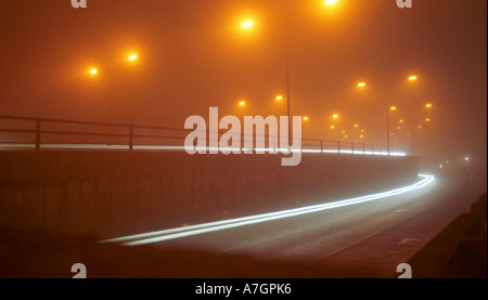 Les véhicules circulant à travers un brouillard sur l'avis de nuit perrybarr34 birmingham uk Banque D'Images