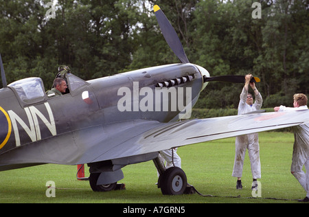 Le personnel de la préparation au démarrage spitfire mark 5c avion à l'aérodrome de shuttleworth collection old warden bedfordshire Banque D'Images