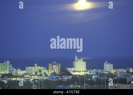 NA, USA, Florida, Miami. Moon Over Miami Beach Banque D'Images