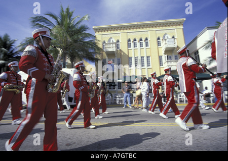 NA, USA, Florida, Miami, South Beach. Marching Band sur Ocean Drive Banque D'Images