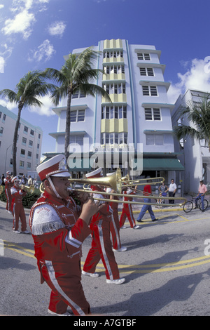 NA, USA, Florida, Miami, South Beach. L'Art Déco avec Architcture Marching Band Banque D'Images