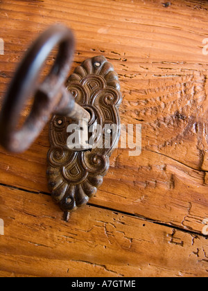 La clé dans la serrure de verrouillage sur une vieille porte en bois  commode Photo Stock - Alamy