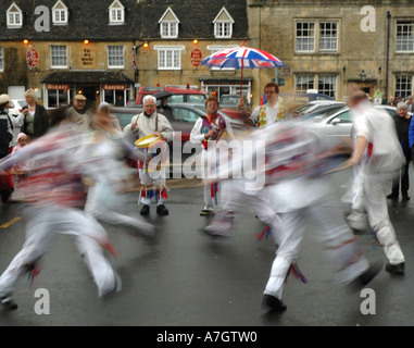 Morris Dancers en action en Stow on the Wold Banque D'Images