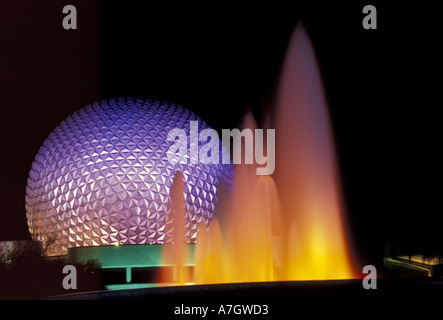 Amérique du Nord, Etats-Unis, Floride, Orlando, Walt Disney World, Epcot Center. Vue de nuit fontaine et dôme géodésique Banque D'Images
