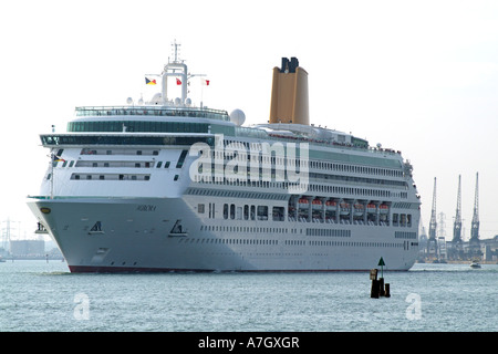 Bateau de croisière Aurora de quitter le port de Southampton, Angleterre Royaume-uni Angleterre Royaume-uni Southampton Water Banque D'Images