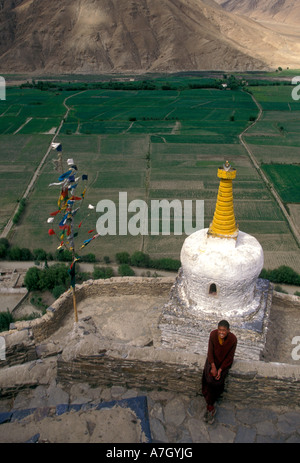 Moine tibétain, chorten, Yumbu Lakang Palace, palais, premier monastère bouddhiste, près de Tsedang, Yarlung Valley, dans la région autonome du Tibet, Tibet, Chine Banque D'Images