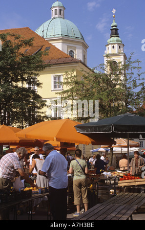 Marché de plein air à proximité de la cathédrale Ljubljana Slovénie Banque D'Images