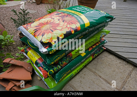 Les grands sacs de tourbe gratuitement du compost organique multifonction UK Cotswolds Banque D'Images