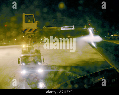 De dégivrage dégivrage glace fondante de wing of passenger jet avion Compagnie aérienne des aéronefs sur l'aire de l'aéroport en hiver avant le décollage Banque D'Images