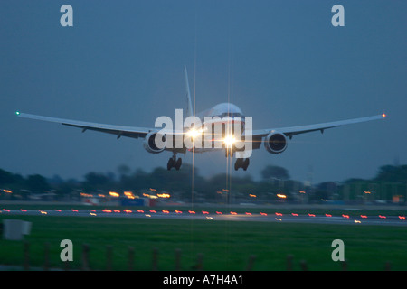 American Airlines Boeing 777 200 en fin de soirée l'arrivée à l'aéroport Heathrow de Londres, UK Banque D'Images