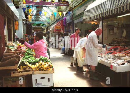 Marché couvert de Brixton, dans le sud de Londres Caraïbes vente de fruits et légumes exotiques. Banque D'Images