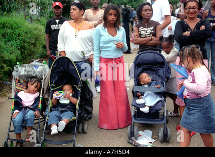 Groupe racialement mixtes de sociabilisation des jeunes dans les rues de Londres. Banque D'Images