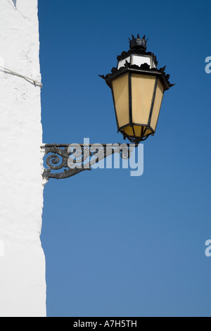 La lumière sur la rue défiler le support sur le mur Salobrena Costa del Sol Espagne Banque D'Images