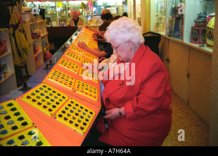 Femme plus jouer le bingo dans un jeux d'arcade. Banque D'Images