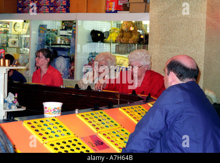 Les gens jouent au bingo dans une arcade de jeux. Banque D'Images