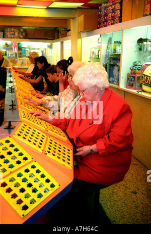 Femme plus jouer au bingo dans une arcade de jeux. Banque D'Images