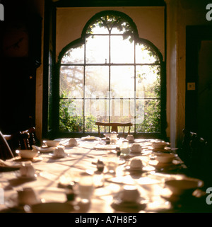 Une table avec des tasses et soucoupes dans un pays salon de thé avec une jolie fenêtre dans un restaurant Llanthony Priory Monmouthshire au Pays de Galles UK KATHY DEWITT Banque D'Images