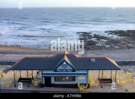 Un snack-bar sur la plage désertée à Porthcawl en début de soirée hors de saison Banque D'Images