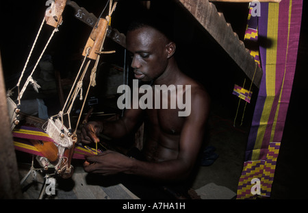 Tissage tissu Kente, Bonwire, Ashanti, Ghana Banque D'Images