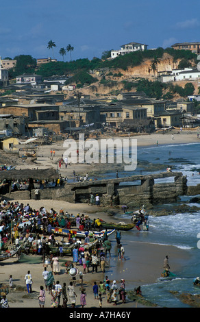 Vue sur la plage et la pêche pirogues de château de Cape Coast, Ghana Banque D'Images