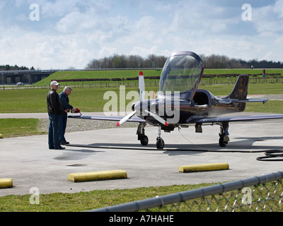 Passe-temps de ravitaillement pilote son Lancair Legacy kit à monter accueil avion aérodrome construit Seppe Noord Brabant aux Pays-Bas Banque D'Images