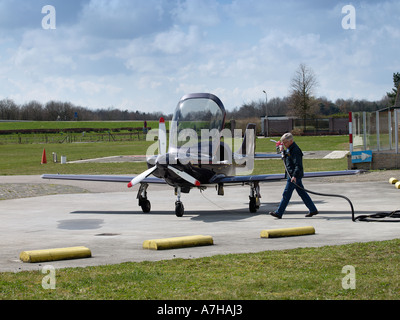 Passe-temps de ravitaillement pilote son Lancair Legacy kit à monter accueil avion aérodrome construit Seppe Noord Brabant aux Pays-Bas Banque D'Images