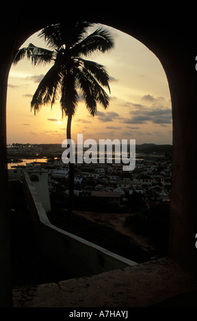 Vue depuis la tour du fort St Jago , Elmina, Ghana Banque D'Images