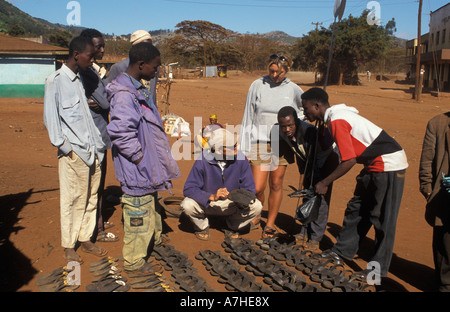 Les touristes d'acheter sandales en caoutchouc fabriqués à partir de vieux pneus dans le marché, Marsabit, Kenya Banque D'Images