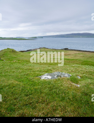 Vue de Cnoc Mor Ghrobain à sur le Loch Bay en direction de la péninsule de Waternish Skye Ecosse Banque D'Images