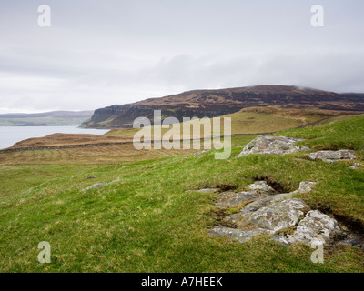 Vue de Cnoc Mor Ghrobain à sur le Loch Bay en direction de la péninsule de Waternish Skye Ecosse Banque D'Images