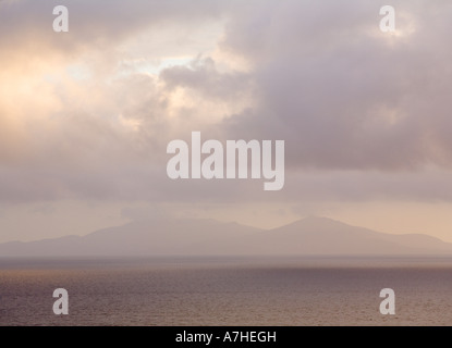 Vue éloignée sur l'île de North Uist ou Uibhist a Tuath dans les Hébrides extérieures à travers la petite Minch de Skye Ecosse Banque D'Images