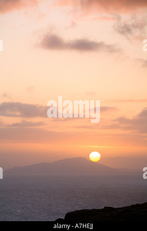 Vue éloignée sur l'île de North Uist ou Uibhist a Tuath dans les Hébrides extérieures à travers la petite Minch de Skye Ecosse Banque D'Images