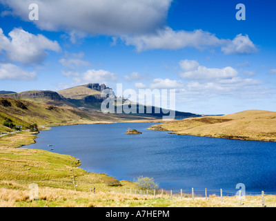 Vue sur le Loch Fada vers le vieil homme de Storr Trotternish Skye Ecosse Banque D'Images