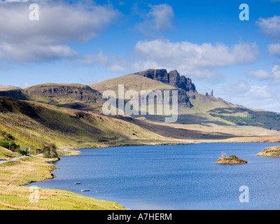 Vue sur le Loch Fada vers le vieil homme de Storr Trotternish Skye Ecosse Banque D'Images